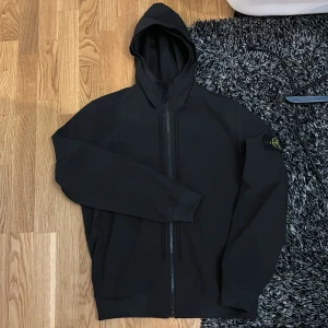 Stone island jacka  - Stone island jacka köpt på NK, sparsamt använd, passar bra till höst eller vår, ny pris Ca 6000-7000kr. 