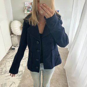 Marinblå kappa - Kort marin blå kappa, bandet går o ta bort🤍 fint skick