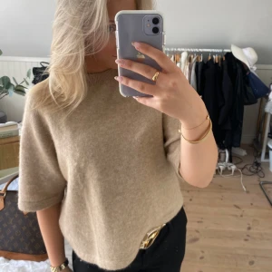 Stickad t-shirt  - Fin stickad t-shirt från Other stories, använd enstaka gånger