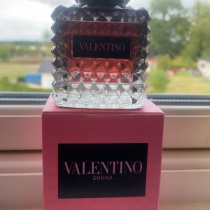 Parfym  - Jag köpte den för 1550 har bara använt den två gånger säljer på grund av att jag fick en till som present den är jätte god och luktar som vanilj 50ml