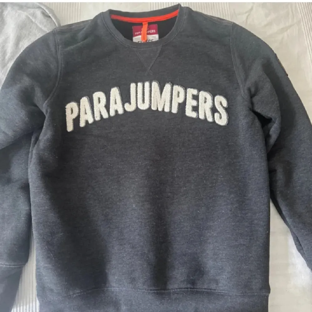 Riktigt skön parajumpers tröja i storlek L men passar riktigt bra för S-M liten i storlek sitter tajt på mig med M. Unisex passar både killar och tjejer. Bredden på tröjan ligger på 53cm. Som sagt A:A k opia . Hupparit & Collegepaidat.