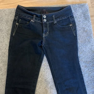 Jeans low waist bootcut - Ett par vintage jeans som är väldigt låga, dom är i storlek M men passar XS & S. Dom är små i storlek. Säljer dom för att dom inte passar mig.