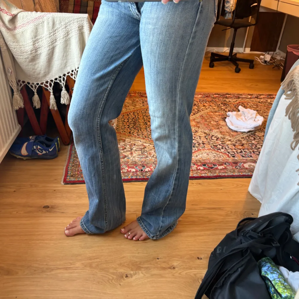 Vintage lowwaisted Levis jeans köpt här på Plick. Använd Max 2 gånger. Jag är 172cm🙌🏼💖 pris går att diskutera vid snabb affär 🦋. Jeans & Byxor.