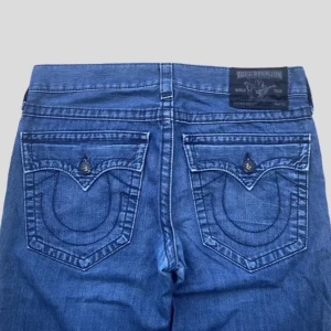 True religion jeans  - Ett par jätte fina mörka true religion jeans som köptes här på Plick! Kommer tyvärr inte till användning längre. De är lite slitna där nere så därför säljer jag dem billigare, skriv vid frågor!🌸💕
