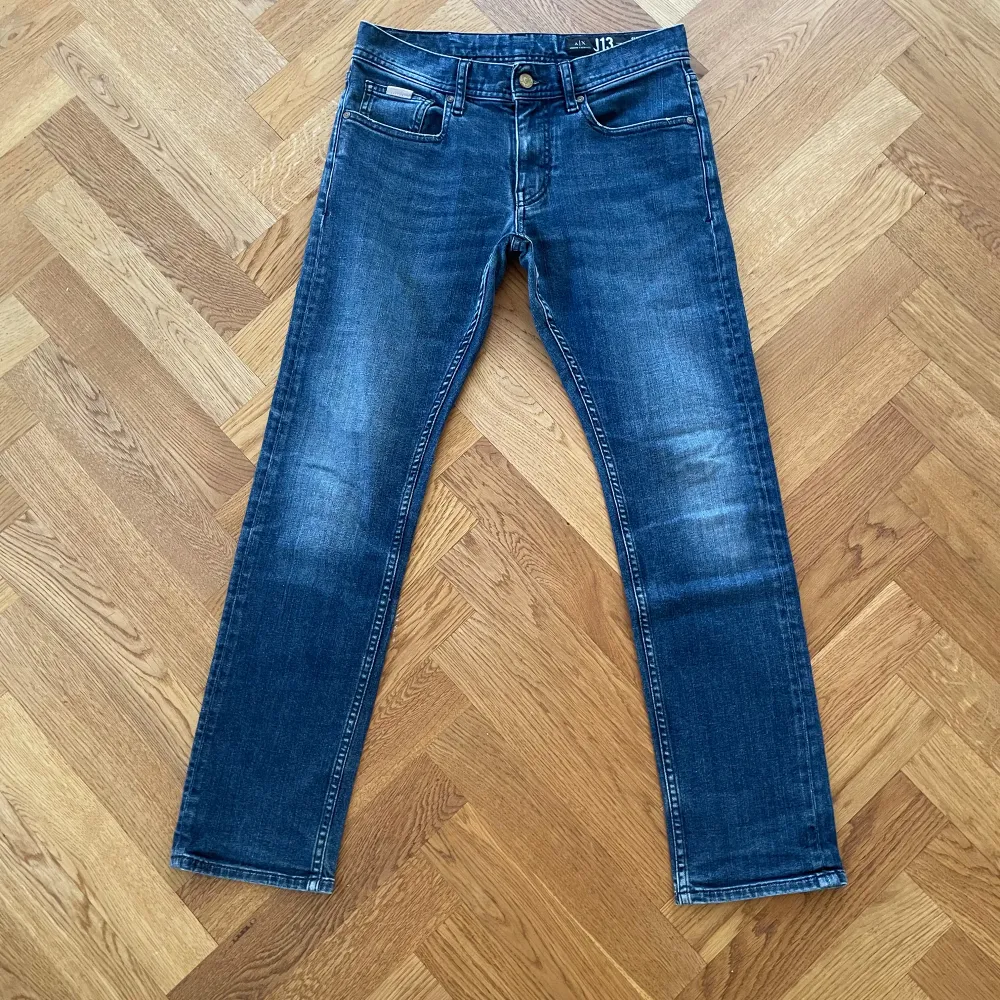 Säljer nu dessa unika jeans från Armani! De är knappt använda och är av sjukt bra klvalité. Ett lite unikare år jeans för dig som vill sticka ut! Hör av er!. Jeans & Byxor.