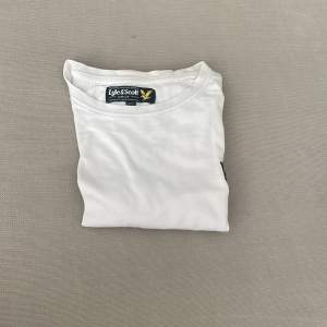 Vanlig vit Lyle & scott t-shirt Använd några gånger men det syns ej Storlek : 12/13 år  