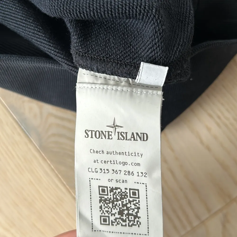 Säljer min stone island hoodie har inte använt den något och inget är fel typ använd 3 ggr sen har den bara hängt i gadroben och blivit dags att rensa lite köpt på nk o Stockholm för 3 månader sedan . Storleken är xl men själv har jag m och de passar. Hoodies.