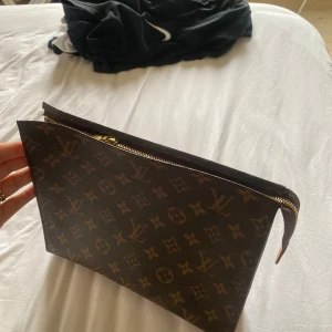Louis vuitton pochette clutch - Äkta, fint skick. Sparsamt använd. Köpt i LV- butiken i puerto banus 2021. Kvitto finns 