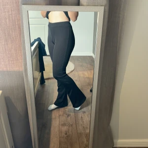 Ribbade mjukisbyxor i storlek 158 från We - Säljer ett par ribbade mjukisar från We i storlek 158 pga att de inte kommer till användning, inget fel med de. Högmidjade 