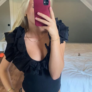 Eftertraktade bodyn zara - Säljer den eftertraktande bodyn från zara med volanger 🥰