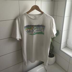 Säljer min Ralph Lauren t-shirt som jag inte haft någon användning för. Bra skick och endast använt den fåtalet gånger! 