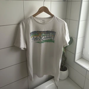 Ralph Lauren T-Shirt - Säljer min Ralph Lauren t-shirt som jag inte haft någon användning för. Bra skick och endast använt den fåtalet gånger! 