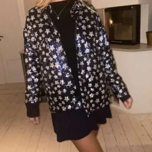 Jacka - Säljer min as coola jacka!🥰🥰den kommer inte till användning längre!