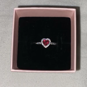 Pandora ring - Jag säljer min Pandora ring för att jag vill köpa en i guld istället. Påse och låda finns kvar. Fint skick och rostar ej. Köpt för 900kr men säljer för 500 då den är i så fint skick och inte använd så mycket. Pris går att diskutera