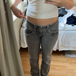 Grå pepe jeans - Gråa pepe jeans som jag köpt på plick men säljer för dom är för korta:( lånade bilder från hon jag köpte av. Helt perfekta nu till hösten och vintern och de är i jättefint skick. Priset går absolut att diskutera💗💗