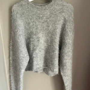 Stickad tröja - Använd men i mycket fint skick, normal i storlek🌸