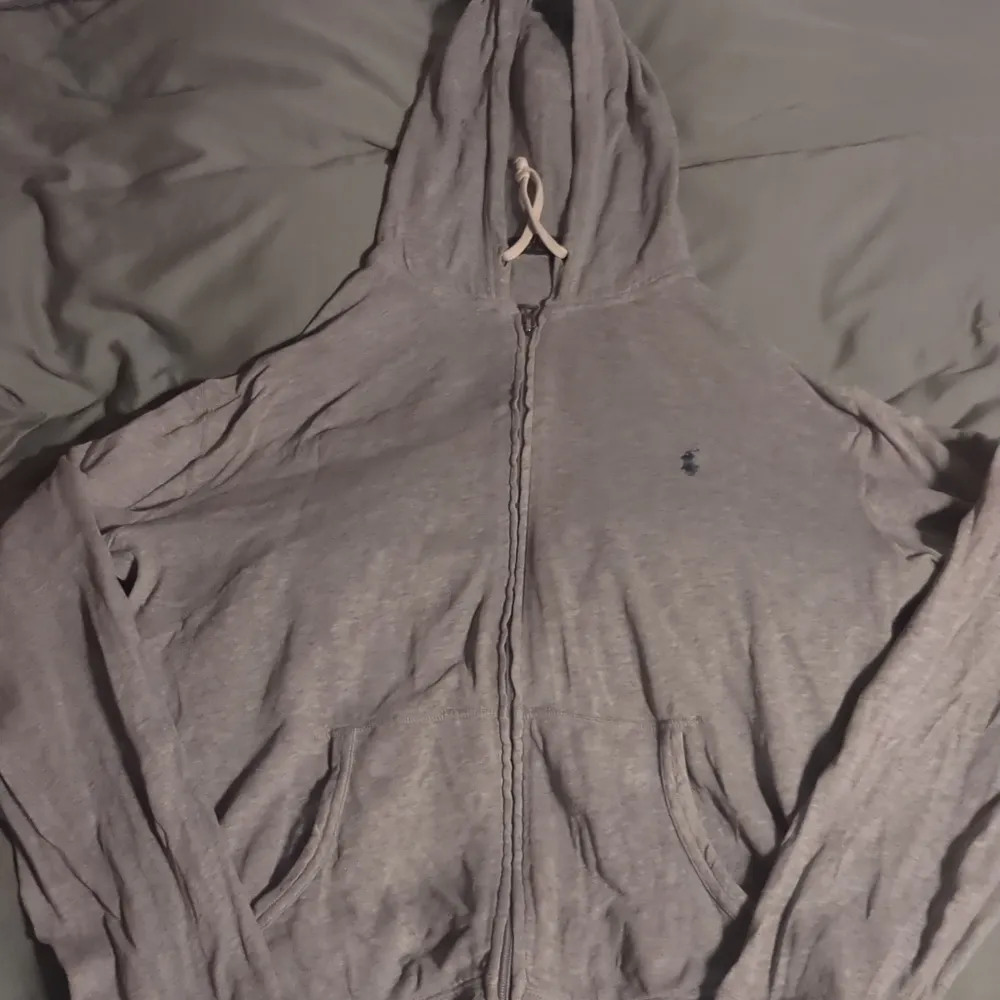 Ralph Lauren zip som jag köpt på plick men inte använder längre. Ända deffekt är att ärmarna är lite ut töjda.. Hoodies.