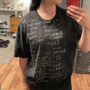 Tshirt - Tshirt, fint skick utom en fläck på baksidan som inte går bort(sista sidan) men inget man märker🫶
