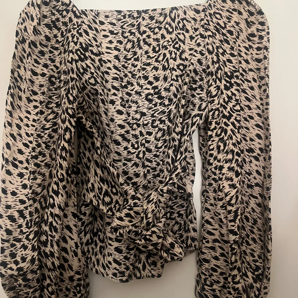 Jättefin leopard blus med knytning bak, köpt på Vinted, jätte bra skick. Ett litet hål under ena armen men inget som syns och går lätt att sy.. Blusar.