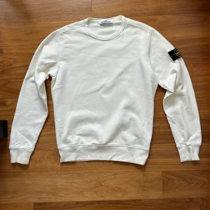 Stone island tröja - Fräsch stone island tröja som är köpt från Johnells. Använd men har mycket kvar att ge. Har ett order bekräftelse intyg från Johnells med. Hör av dig för fler funderingar!