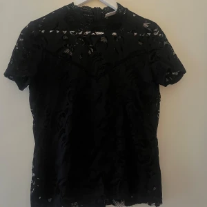 Svart spetstopp - Passar S-M. Använd fåtal gånger och är avklippt.