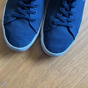 Lacoste skor - Jag säljer ett par lacoste skor som är perfekta för vardagen men även till exempel lm man ska fira något. Storlek 43 och är nyskick som ni ser på bilden. Har inte använts mycket på vardagen men flera gånger på brölopp och så. Hör av er fö fler bilder