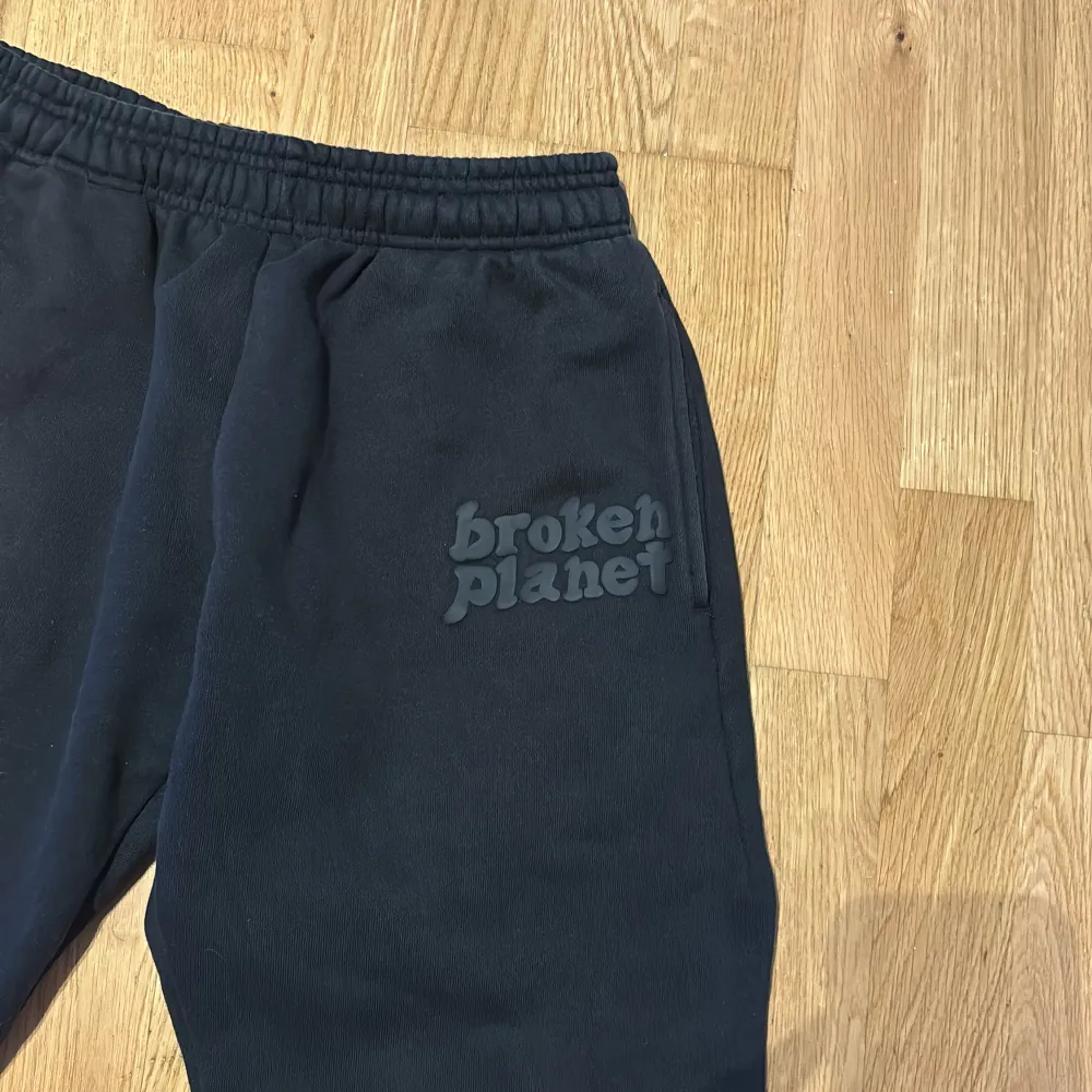 Broken planet byxor i storlek s. inget fel med de bara normala byxor. Perfekt kvalitet. Vill inte ha de längre för jag är mer inne för jeans. Hör av er om ni vill ha den jag svarar snabbt. . Jeans & Byxor.