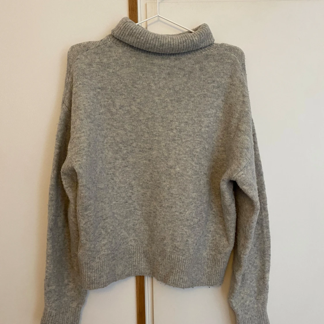 Grå stickad polotröja
