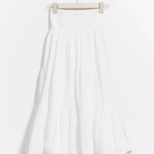 Långkjol!  - Jätte fin kjol från Gina. De är en långkjol. Aldrig använt. Orginal priset är 300kr Slut såld överallt.  Det går även att byta . Skriv innan   Ni köper💕