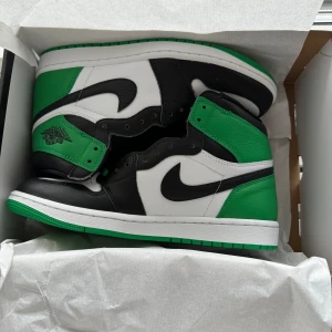 Jordan 1 High Lucky green - Aldrig använda öht. 10/10. Digitalt kvitto finns från Nike.   Size US 9/42.5 EU