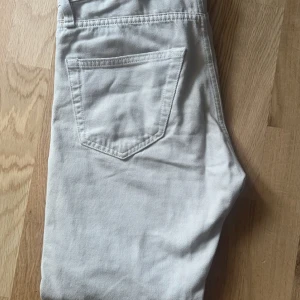 Jack and Jones jeans - Säljer Jack and Jones jeans i den populära modellen ”Relaxed Chris”. Skicket är 10/10 och storleken är 28/32. Skriv om ni har frågor eller prisförslag.