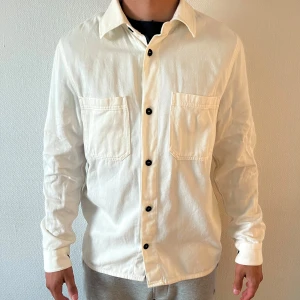 Arket Overshirt - Härlig krämvit overshirt storlek 46 passar S/M. Nypris 800 mitt pris 499 !!