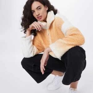 Mysig tröja från Monki - Säljer en mysig mjuk tröja från Monki i stl M. Lite mer luddig än ny, inga andra anmärkningar. 