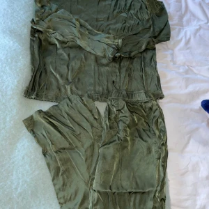 Zara set - Så fint Zara set i siden som inte används längre. Bra skick och så fin grön färg! Pris kan diskuteras. Skriv för mer info💖