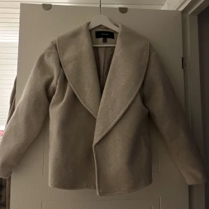 beige kappa - superfin beige kappa från vero moda! den var från början i strl L men den är omsydd och är numera en xs-s💕