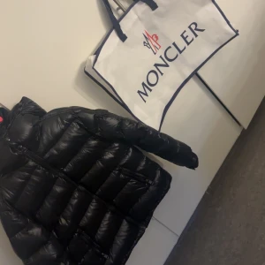 Moncler dunjacka  - Storlek 160 (xs)  Superfint skick. Inga skador på den 
