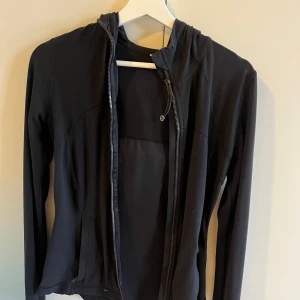 Lululemon BBL jacket - Lululemon tränings jacka, perfekt till höstens rundor. Size 6, passar allt från XS-M då den är väldigt stretchig. Sjuuukt sexig midja i jackan 