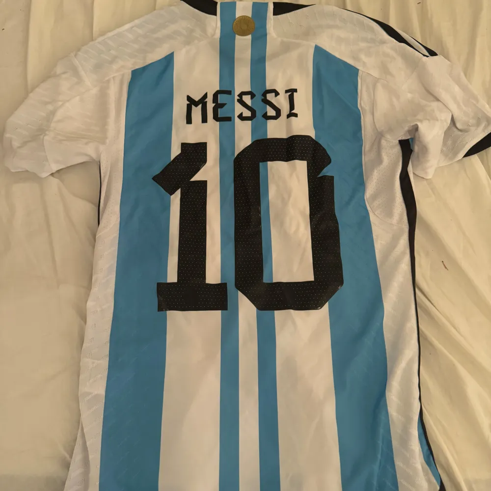 Storlek S, Player edition, Messi på ryggen, använd fåtal gånger, kan tänka mig att gå ner en aning i pris. Sportswear.