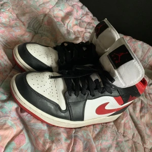 Jordan 1 skor  - Säljer nu mina Jordan 1 skor om någon är intresserad att köpa inga skador eller något helt perfekt. Skriv privat 