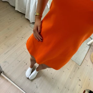 Orange klänning Zara - Superfin orange klänning köpt från Zara. Aldrig använd därav lappen kvar. Kommer inte till användning därav säljer.