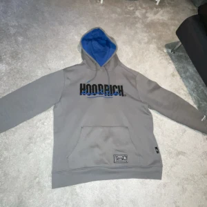 Hoodrich hoodie - Här är en fin hoodrich hoodie…Den är knappt använd skick är 10/10🤩🤩