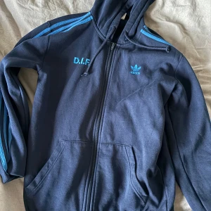 Dif hoodie - En zip up hoodie som är riktigt snygg, Sitter lite för tajt för mig som 180 men funkar. 
