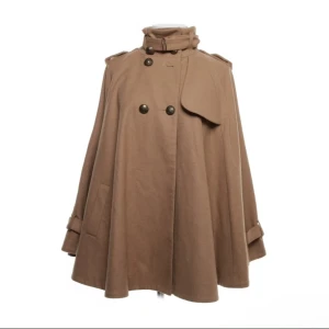 Cape-kappa  - Säljer denna supercoola cape-liknande kappa köpt från Sellpy. Väldigt bra kvalitet trots några små tecken på användning. Säljes pga att den inte kommer till användning.   Köparen står för frakten, kan annars hämtas i Uppsala. 