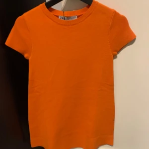 Orange klänning  - Säljer denna orangea klänning som är köpt från zara. Köpte den innan studenten men har aldrig använt. Dock har det kommit en fläck på klänningen därav lägre pris🧡