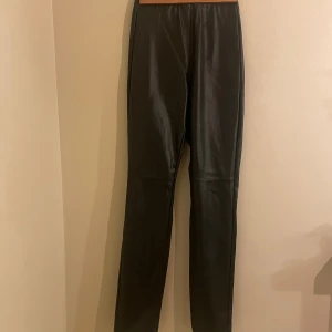Fejk läder byxor - Fejk läder byxor i perfekt skick. Köpte den på impuls och har aldrig passat.