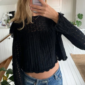 Zara stickad tröja  - En stickad svart Zara tröja som är perfekt till alla tillfällen och superlätt att klä upp/ ner. Superfint skick och säljer pågrund av att jag redan har en liknande❤️