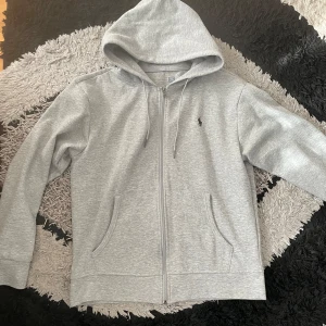 Ralpha lauren zip - Hej säljer en jätte fin ralpha lauren zip på grund av att den e för stor för mig. Skick 8,5/10