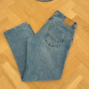 Jack and jones loose fit jeans - jack and jones looe fit jeans storlek 33/30, säljer dom för att dom hr blivit för stora. pm om de finns frågor.