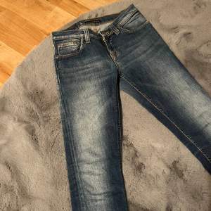 | Tja säljer nu ett par tvärsköna nudie jeans! | Märke: Nudie jeans |Model: Tight long john | Storlek: 25/34 ( sitter som 26/32 ) | Skick: 9/10 | kan gå ner i pris vid snabb affär! | 