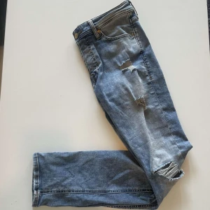 Jack and Jones slim Glenn  - Säljer nu dessa feta Jack and Jones slim Glenn☀️🌊 jeansen är i fint skick. Hör av er vid frågor eller funderingar.